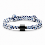 Tadblu EVER TRUE herenarmband met blauw-wit patroon koord, zwarte cilindervormige ashouder en verstelbare knoopsluiting.