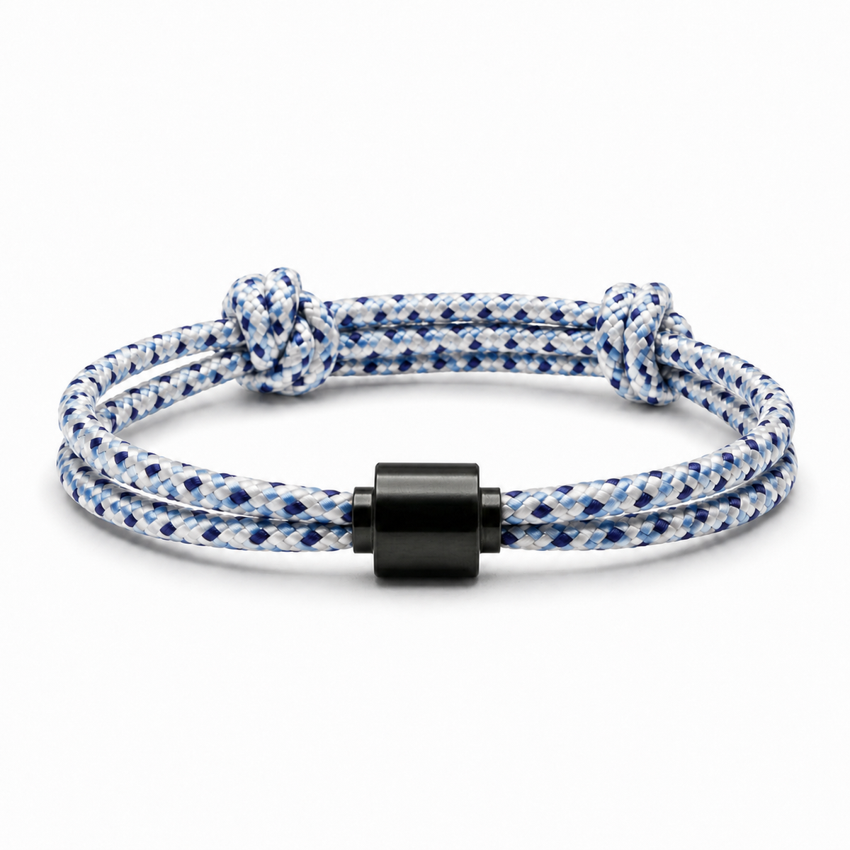 Tadblu EVER TRUE herenarmband met blauw-wit patroon koord, zwarte cilindervormige ashouder en verstelbare knoopsluiting.