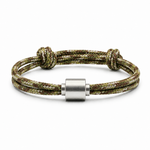 Tadblu EVER FREE herenarmband met groen-bruin camouflagekoord, edelstalen cilindervormige ashouder en verstelbare knoopsluiting.