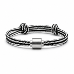 Tadblu EVER NOBLE herenarmband met zwart-wit gestreept koord, edelstalen cilindervormige ashouder en verstelbare knoopsluiting.