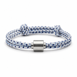 Tadblu EVER TRUE herenarmband met blauw-wit patroon koord, edelstalen cilindervormige ashouder en verstelbare knoopsluiting.